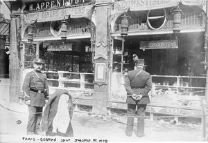Paris, German shop smashed by mob by French Photographer