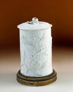 Art France: tobacco pot mounted in gold bronze. Soft porcelain of Saint Cloud by French School