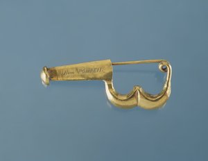 Brooch in the Pompeian style belonging to Caroline Murat