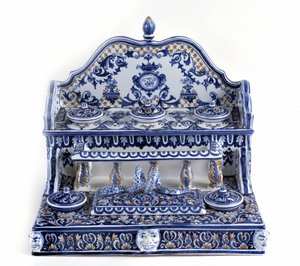 French calligraphy: Writing in porcelain of Gien, with a total length of 40 centimetres, this piece is very representative of the 18th century. There are 5 inkbeds on two stages, as well as a rectangular plumboard. Paris, the pen museum. by French School