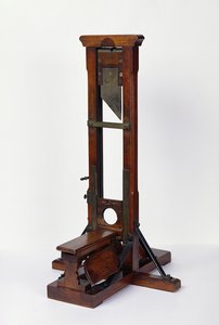 Reduced model of a guillotine (wood & metal)