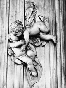 Putti kissing