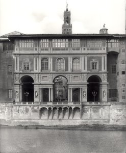 Facade of the Uffizi Gallery on the Lungarno Torrigiani by Giorgio Vasari