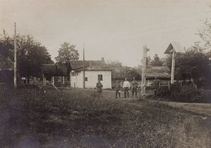 First World War: Ukraine in the years 1914-1916 during the invasion of the German army. Country Road (b/w photo) by Heldenfriedhof Dsessentniki (attr. to)