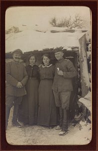 First World War: Ukraine in the years 1914-1916 during the invasion of the German army. Portrait of group (b/w photo) by Heldenfriedhof Dsessentniki (attr. to)