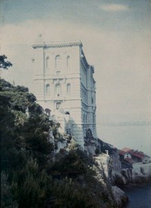 Elegant fortified building on the Gulf of Monaco by Henri Chouanard