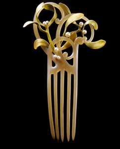 Art Nouveau: comb mistletoe in gold, scale, pearl and enamel made by Paul (1851-1915) and Henri Vever (1854-1942) by Henri and Paul  Vever