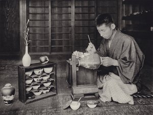Japan in 1920s: Painting china