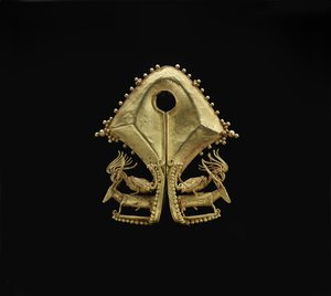 Mamuli, pendant with cockatoos riding deer