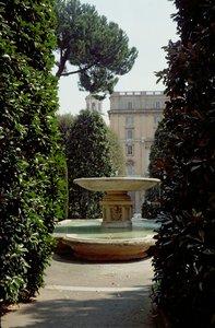 Piazza Santa Marta Fountain