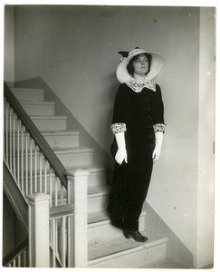 Right way coming down stairs, c.1905-18 by Jessie Tarbox Beals