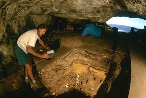 Ice Age Humans, Blombos Cave, Chris Henshilwood, 90,000 BP, South Africa, Modern Humans, 2000