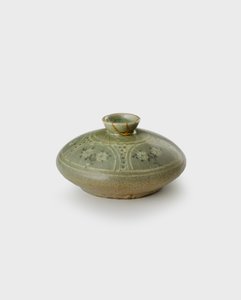 Oil bottle, late 12th century