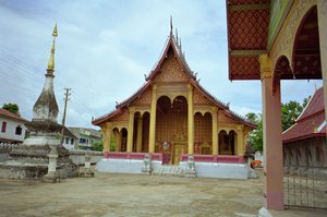 Wat Mai by School Laotian
