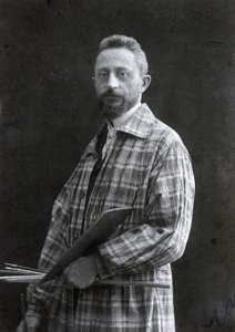 Three-quarter-length portrait of the painter Guido Spadolini. He is wearing a long smock and holding brushes and palette in his left hand, 26 November 1901 by Mario Nunes Vais