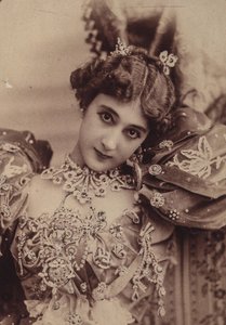 La Belle Otéro by Paris . Photo studio Reutlinger