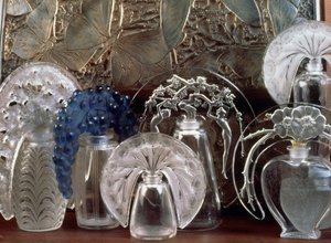 Perfume flacon in glass by Rene Jules Lalique
