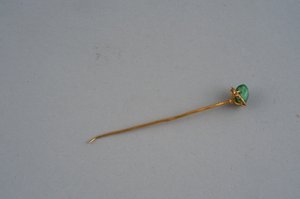 Hairpin (gold and emerald) by Roman