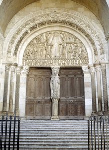 Portal of the Cathedrale Saint Lazarus (the sculpted eardrum illustrates the last judgment). Autun