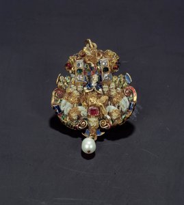 Jewellery: Diamond Pendant, Enamel on Gold Round, Emerald and Pearl Representing Daniel in the Lion Pit by Spanish School