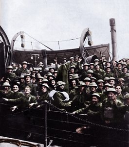 A boat of soldiers rescued from Dunkirk, 1940 by Unbekannt