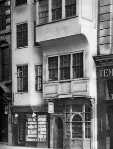 A bookshop and tobacconists in the Strand, London by Unbekannt