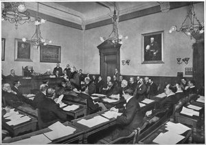 A meeting of Hammersmith Borough Council, c1903 by Unbekannt
