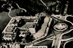 Aerial view of Buckingham Palace by Unbekannt