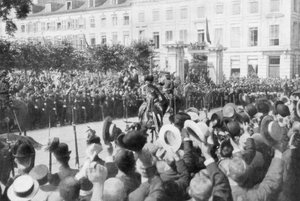 Albert I of Belgium on the way to parliament by Unbekannt