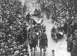 Amy Johnson being driven through crowded streets, Melbourne