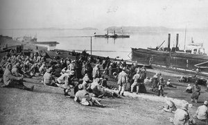Austrian prisoners taken by Serbians resting at mid-day on the banks of the Danube by Unbekannt