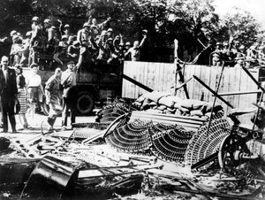 Barricades erected near the Place de la Concorde, Paris, August 1944 by Unbekannt