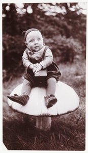 Child with a Brownie camera, c 1900 by Unbekannt