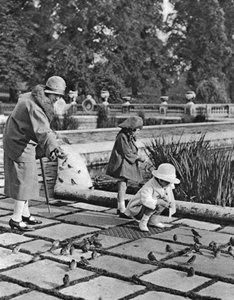 Children Feeding the Sparrows in Hyde Park, London by Unbekannt