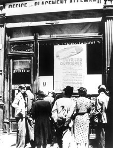 Citizens of Paris outside a German labour recruitment office, 1940-1944 by Unbekannt