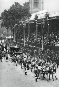 Coronation procession of George V and Queen Mary, near Westminster Abbey, 22 June 1911 by Unbekannt