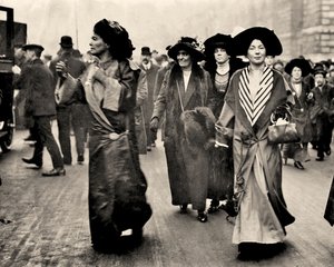 Emmeline Pethick Lawrence and Christabel Pankhurst, c.1908 by Unbekannt