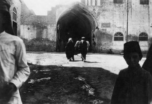 Entrance of Baghdad Bazaar, Mesopotamia, WWI, 1918 by Unbekannt