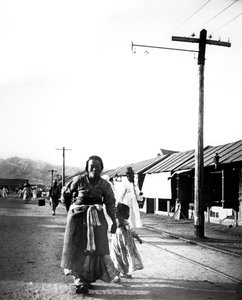 Father and child, Seoul, Korea by Unbekannt