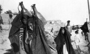 Female Water Carriers, Amarah, Iraq by Unbekannt