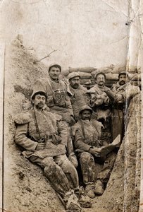 First World War (1914-1918): Hairy soldiers in winter dress in a trench in 1916-1917. They wear sheepskin jackets and a gas mask. by Unbekannt