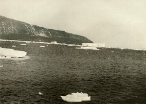 Floating Ice off Cape Adare, c1908 by Unbekannt