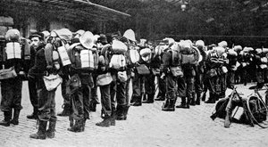 French Soldiers at a Railway Station, Paris, First World War by Unbekannt