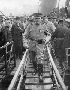 General John Joseph Black Jack Pershing Arriving in Boulogne, June 1917, 1926 by Unbekannt
