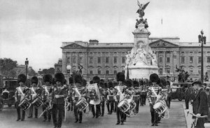 Guards in The Mall, London by Unbekannt