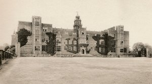 Hatfield House - North Front, c16th century by Unbekannt