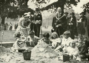 Her Majesty at the New Playground on the Site of the Old Foundling Hospital, 1936 by Unbekannt