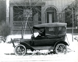 Hermann von Schrenk in a 1916 Ford in front of his house at 4139 McPherson, St. Louis, Mo by Unbekannt