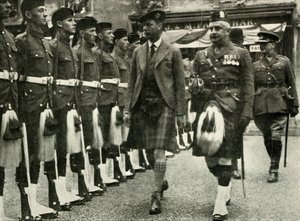 His Majesty Inspecting The Guard Of Honour Of The Black Watch At Perth in August by Unbekannt