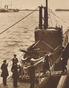 Home Fleet Visit - King Edward boards submarine Narwhal by Unbekannt
